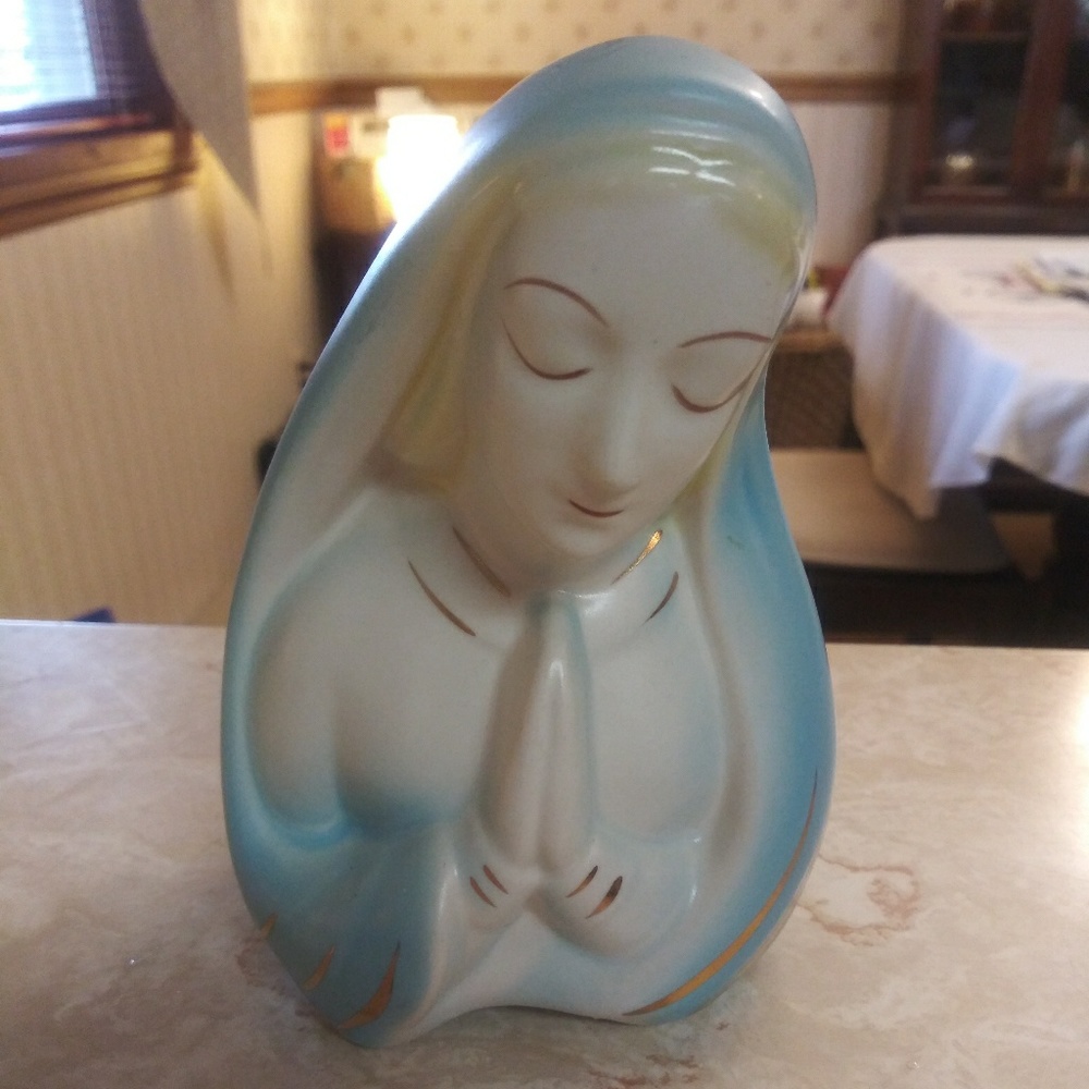 Mary praying lil planter